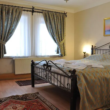 Nomads Cave & Rooftop Отель 2*